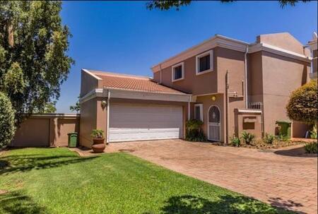 3 Bedroom Cluster in Pineslopes