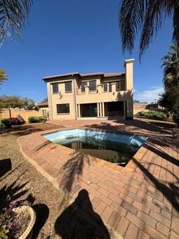 5 Bedroom House in Faerie Glen