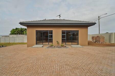 1 Bedroom Cluster in Beacon Bay