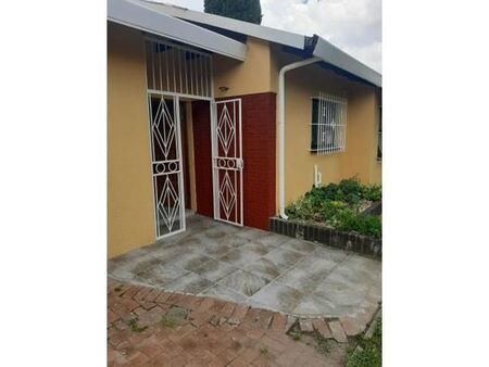 4 Bedroom House in Parkhill Gardens