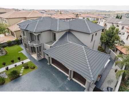 4 Bedroom House in Blue Valley Golf Estate