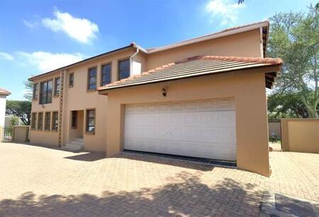 6 Bedroom House in Valleyview Estate