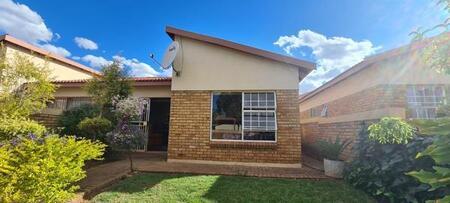 2 Bedroom Simplex in Heuwelsig Estate