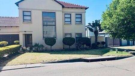 4 Bedroom House in Kosmosdal