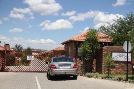 2 Bedroom Townhouse in Rooihuiskraal North