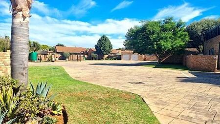 3 Bedroom Townhouse in Die Hoewes