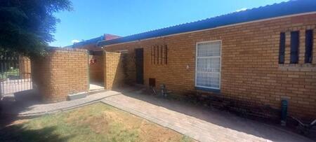 3 Bedroom Townhouse in Riebeeckstad