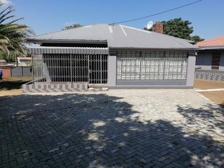 2 Bedroom House in Kroonheuwel