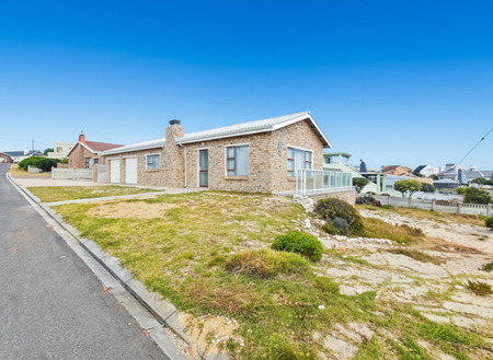 3 Bedroom House in Struisbaai