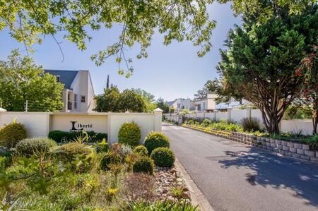 3 Bedroom Apartment in Onder Papegaaiberg