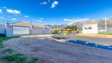 3 Bedroom House in Klein Nederburg