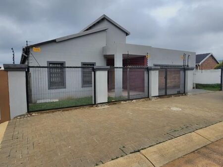3 Bedroom House in Karenpark