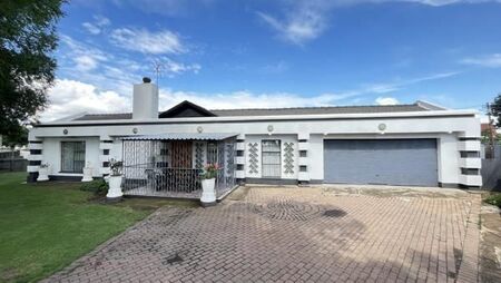 4 Bedroom House in Mackenzie Park