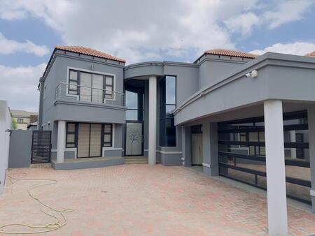 5 Bedroom House in Blue Valley Golf Estate