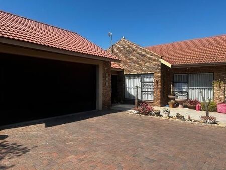 4 Bedroom House in Eldoraigne