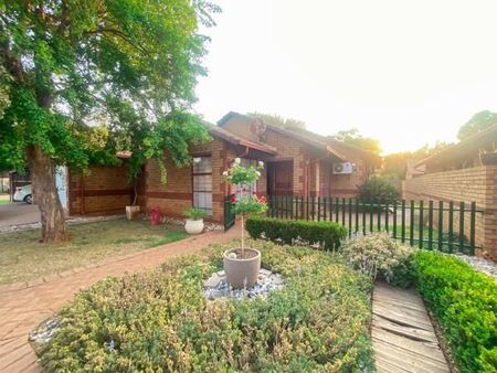 3 Bedroom Simplex in Pierre van Ryneveld