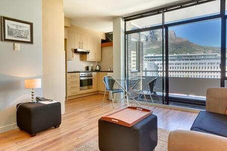 Bachelor apartment in Gardens