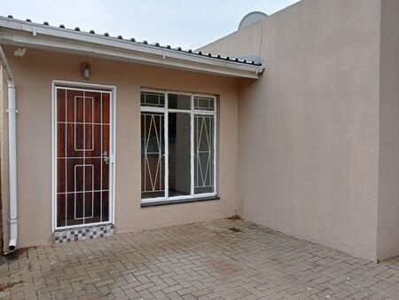1 Bedroom flat to rent in Generaal De Wet, Bloemfontein