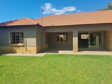 3 Bedroom duplex townhouse - sectional to rent in Waterkloof Ah, Rustenburg