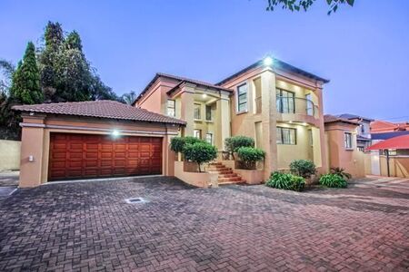 4 Bedroom House in Waterkloof Ridge