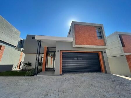 3 Bedroom House in Waterkloof Ridge