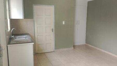 0.5 Bedroom House in Rosettenville