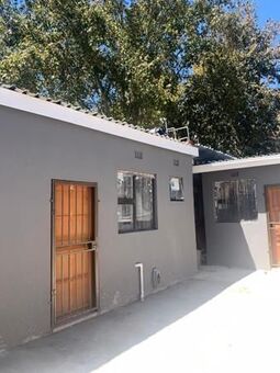 Studio apartment in Rosettenville