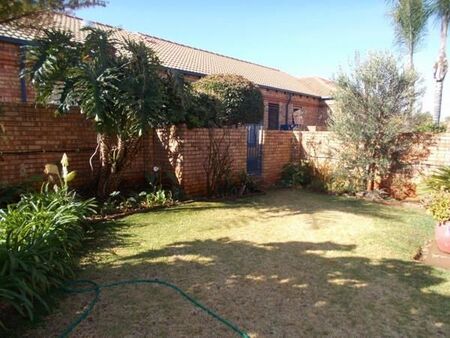 3 Bedroom Townhouse in Die Hoewes