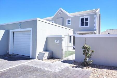 3 Bedroom House in Sunningdale