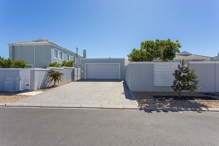 3 Bedroom House in Sunningdale