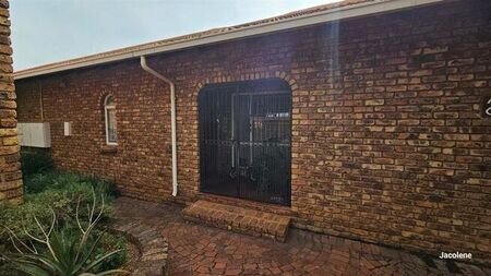 3 Bedroom townhouse - sectional to rent in Faerie Glen, Pretoria