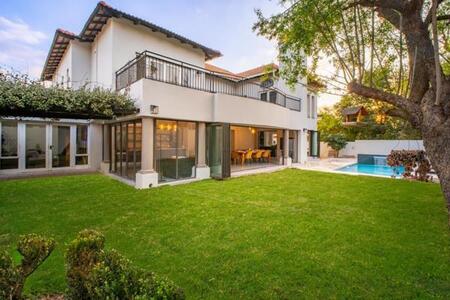 5 Bedroom House in Cedar Lakes