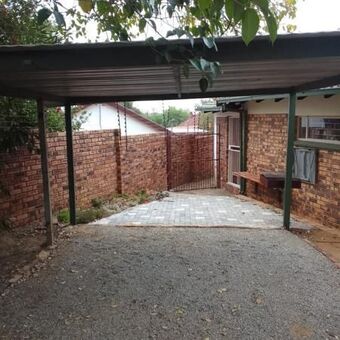 0.5 Bedroom Flat in Rooihuiskraal