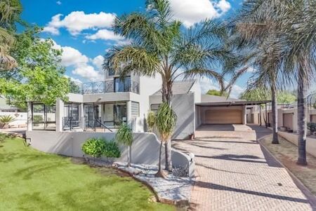 4 Bedroom House in Noordheuwel