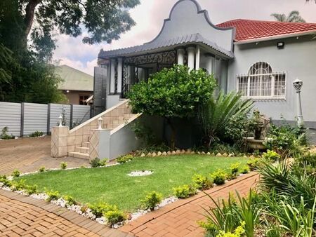 3 Bedroom House in Kensington