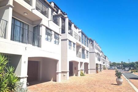 3 Bedroom Townhouse in Bloubergstrand