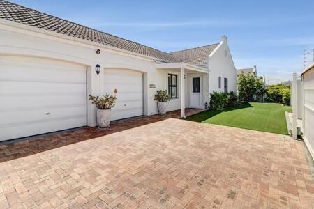 3 Bedroom House in Sunningdale