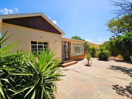 3 Bedroom House in Roux Park