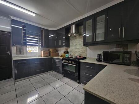 3 Bedroom Apartment in Arboretum