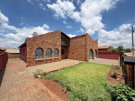 3 Bedroom house to rent in Siluma View, Katlehong