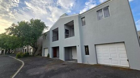 3 Bedroom duplex townhouse - sectional to rent in Oude Westhof, Bellville