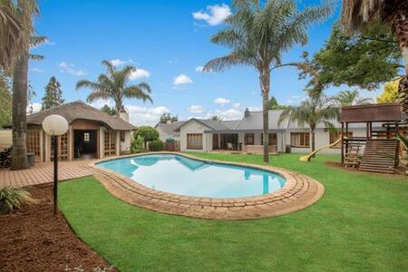 5 Bedroom House in Constantia Kloof