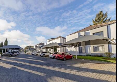 3 Bedroom Apartment in Douglasdale