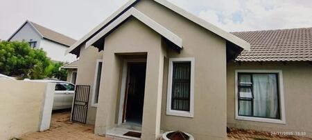 3 Bedroom House in Die Hoewes