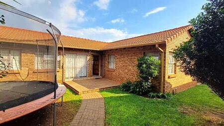 3 Bedroom Townhouse in Die Hoewes