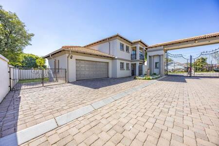 4 Bedroom House in Die Hoewes