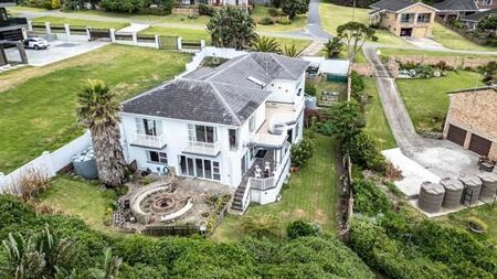 4 Bedroom House in Winterstrand