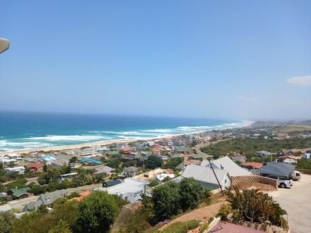 8 Bedroom House in Outeniqua Strand