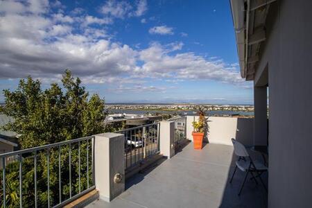 5 Bedroom House in Lakeside