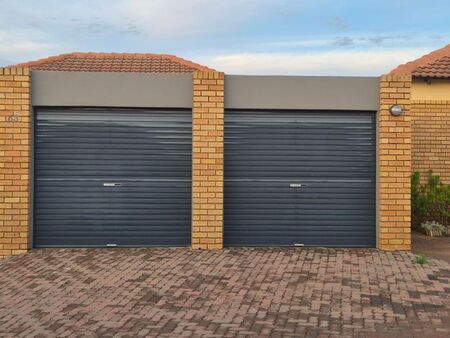 3 Bedroom duplex townhouse - sectional to rent in Halfway Gardens, Midrand